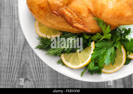 Poulet rôti avec du persil et du citron Banque D'Images