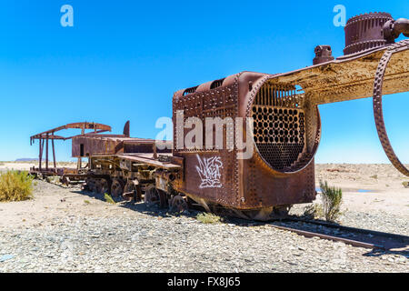 Old rusty Train train à vapeur dans le cimetière désert Uyuni, Bolivie Banque D'Images