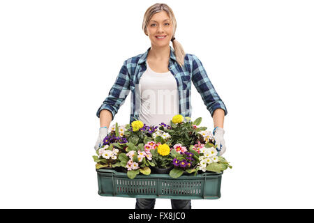 Cheerful female florist holding un rack de fleurs et regardant la caméra isolé sur fond blanc Banque D'Images