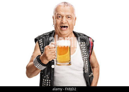 Mature punk rocker fou tenant une pinte de bière et regardant la caméra isolé sur fond blanc Banque D'Images