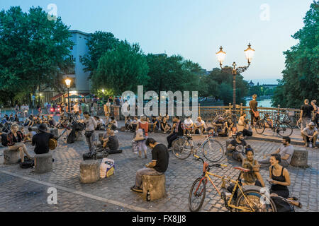 Point de rencontre des jeunes, l'amiral Landwehrkanal Bridge, Kreuzberg, Berlin Banque D'Images