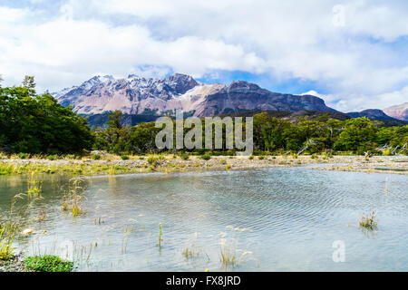 Snow Mountain et Lake dans le Parc National Los Graciares, Argentine Banque D'Images