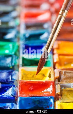 Brosse pour peinture close up et d'un ensemble de peintures à l'aquarelle. Focus sélectif. Banque D'Images