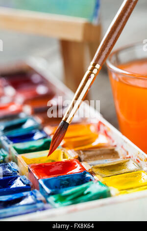 Brosse pour peinture libre et d'un ensemble de peintures à l'aquarelle. Focus sélectif. Banque D'Images