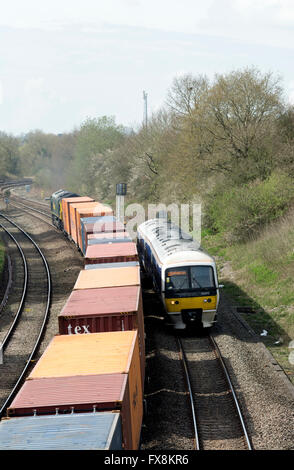 Des trains de marchandises et de voyageurs passant dans l'autre sens, dans le Warwickshire, Royaume-Uni Banque D'Images