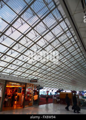 L'aéroport international Charles de Gaulle, Hall de départ avec les boutiques hors taxes Banque D'Images