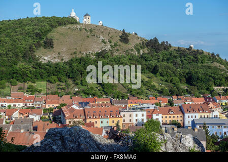 Chapelle Saint Sébastien et clocher sur la Montagne Sainte (Svaty Kopecek) à Mikulov ville, la région de Moravie en République Tchèque Banque D'Images