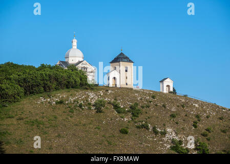 Chapelle Saint Sébastien et clocher sur la Montagne Sainte (Svaty Kopecek) à Mikulov ville, la région de Moravie en République Tchèque Banque D'Images