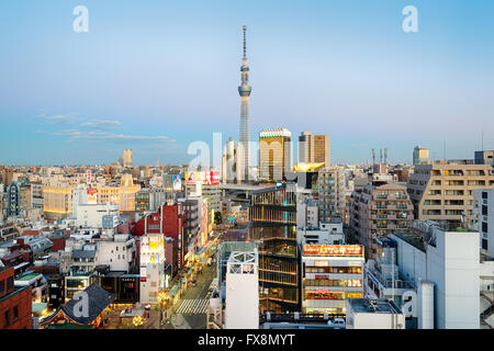Tokyo, Japon - 19 janvier 2016 Eyriel ; : vue d'Asakusa à Tokyo district. Skytree,Kaminarimon Asakusa Antiq Culture Banque D'Images