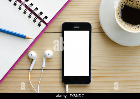 Smart phone avec écran vide blanc vide et du café et d'ordinateurs portables et de crayon Banque D'Images