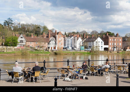 Détente au bord de la rivière Severn dans la ville de Riverside Bewdley, Worcestershire, Angleterre, RU Banque D'Images