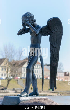 The crying angel statue fait partie du Monument commémoratif de guerre afghans sur l'Île des larmes, Minsk, Bélarus Banque D'Images