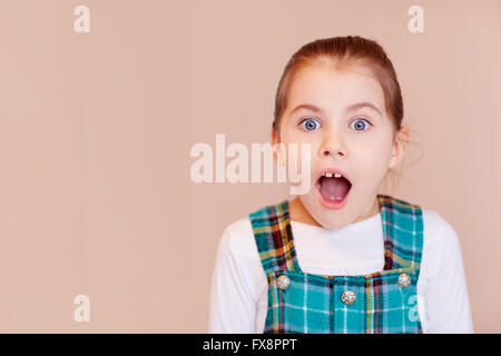 Fille mignonne avec visage étonné Banque D'Images