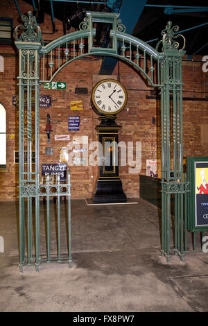 Réveil fer victorien dans le Hall de la station au National Railway Museum, York, UK Banque D'Images