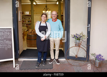 Fiers d'être propriétaires de charcuterie Banque D'Images
