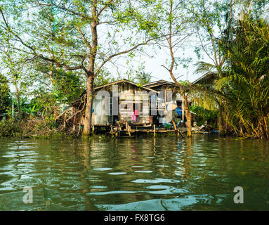 Des maisons sur pilotis au-dessus du fleuve dans les régions rurales en Thaïlande. Banque D'Images