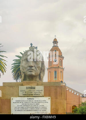 L'église principale de San Luis et les héros inca ruminahui equateur monument dans la ville d'Otavalo en Equateur, Amérique du Sud Banque D'Images