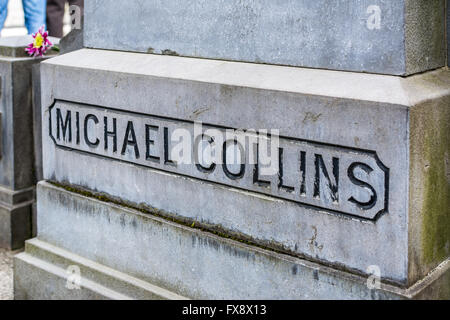 Michael Collins son nom inscrit sur sa tombe dans le cimetière Glasnevin à Dublin. Banque D'Images