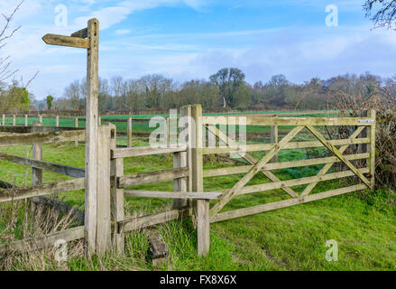 Stile en bois et la porte à un champ pays sur un sentier public dans le West Sussex, Angleterre, Royaume-Uni. Banque D'Images