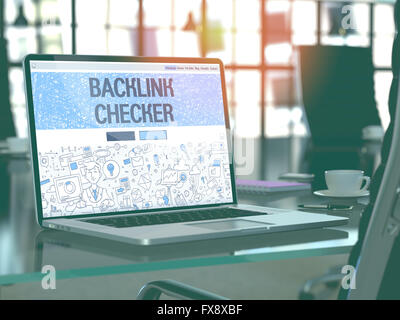 Backlink Checker sur ordinateur portable en arrière-plan de travail moderne. Banque D'Images