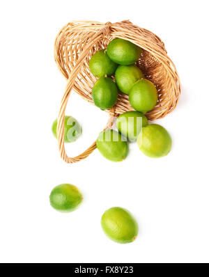 Panier en osier plein de mûres multiples limes, isolé sur la composition fond blanc Banque D'Images