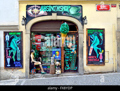 Prague, République tchèque. L'Absinthe shop en haut de la rue Nerudova () où il rencontre Uvoz Banque D'Images