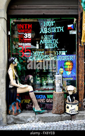 Prague, République tchèque. L'Absinthe shop en haut de la rue Nerudova () où il rencontre Uvoz Banque D'Images