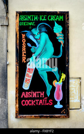 Prague, République tchèque. L'Absinthe shop en haut de la rue Nerudova () où il rencontre Uvoz Banque D'Images