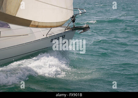 Avant de couper à travers les vagues sailship Banque D'Images