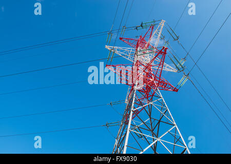 Tour d'alimentation haute tension et câbles ligne pylône Banque D'Images