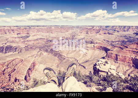 Tons Vintage jambes avec de vieilles chaussures de marche par le Grand Canyon falaise, adventure concept photo. Banque D'Images