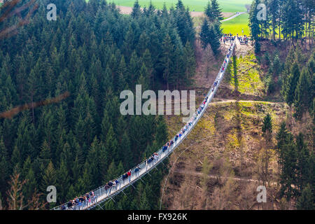 Suspension Bridge, Geierlay Sosberg entre villages et Mörsdorf, 360 mètres de longueur, le plus long pont suspendu de l'Allemagne Banque D'Images