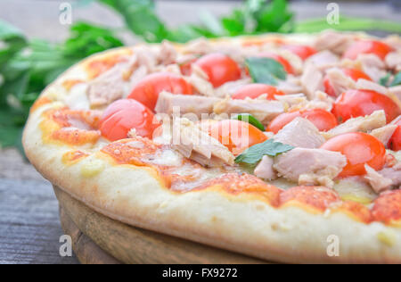 Pizza au thon et tomates fraîches sur la table en bois Banque D'Images