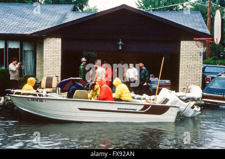 Mount Prospect, Illinois, Etats-Unis, le 30 septembre 1986, le gouverneur James Thompson inspecte les maisons endommagées Crédit : Mark Reinstein Banque D'Images