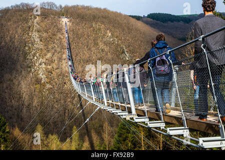 Suspension Bridge, Geierlay Sosberg entre villages et Mörsdorf, 360 mètres de longueur, le plus long pont suspendu de l'Allemagne Banque D'Images