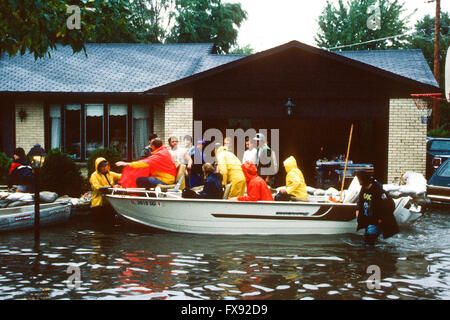 Mount Prospect, Illinois, Etats-Unis, le 30 septembre 1986, le gouverneur James Thompson inspecte les maisons endommagées Crédit : Mark Reinstein Banque D'Images