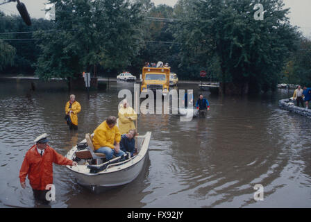 Mount Prospect, Illinois, Etats-Unis, le 30 septembre 1986, le gouverneur James Thompson inspecte les maisons endommagées Crédit : Mark Reinstein Banque D'Images