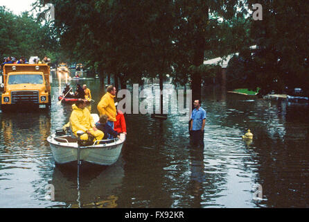 Mount Prospect, Illinois, Etats-Unis, le 30 septembre 1986, le gouverneur James Thompson inspecte les maisons endommagées Crédit : Mark Reinstein Banque D'Images