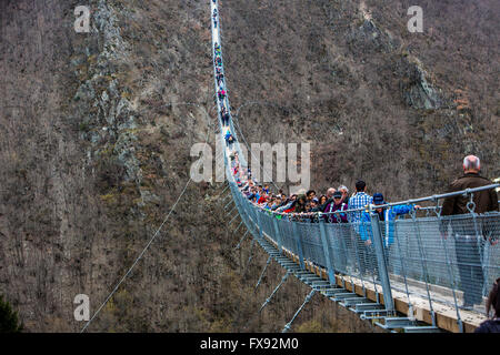 Suspension Bridge, Geierlay Sosberg entre villages et Mörsdorf, 360 mètres de longueur, le plus long pont suspendu de l'Allemagne Banque D'Images