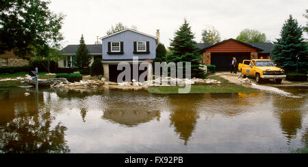 Mount Prospect, Illinois, Etats-Unis, le 30 septembre 1986, le gouverneur James Thompson inspecte les maisons endommagées Crédit : Mark Reinstein Banque D'Images