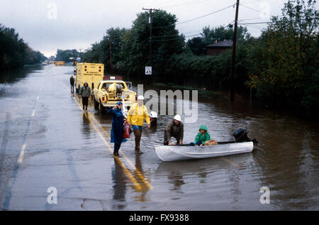 Mount Prospect, Illinois, Etats-Unis, le 30 septembre 1986, le gouverneur James Thompson inspecte les maisons endommagées Crédit : Mark Reinstein Banque D'Images