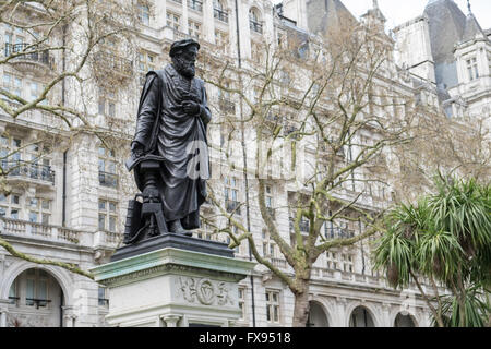 Une statue de William Tyndale in London's Victoria Embankment Gardens, Westminster Banque D'Images