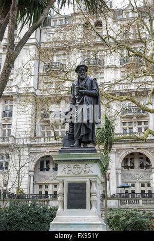 Une statue de William Tyndale in London's Victoria Embankment Gardens, Westminster Banque D'Images