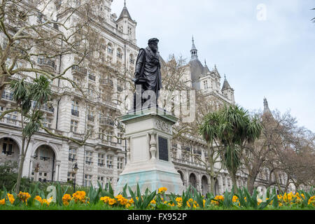 Une statue de William Tyndale in London's Victoria Embankment Gardens, Westminster Banque D'Images