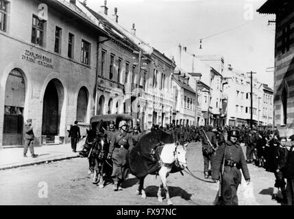 L'image de propagande nazie dépeint des membres du Waffen SS allemand dans une ville de Yougoslavie. La photo a été publiée en avril 1943. Depuis l'été 1942, le nom 'partisan' a été interdit par les Allemands pour des raisons psychologiques et remplacé par le nom 'Banden' (gangs), 'Banditen' (bandits) et 'Bandenbekaempfung' (gangs de combat). Fotoarchiv für Zeitgeschichtee - PAS DE SERVICE DE VIREMENT - Banque D'Images