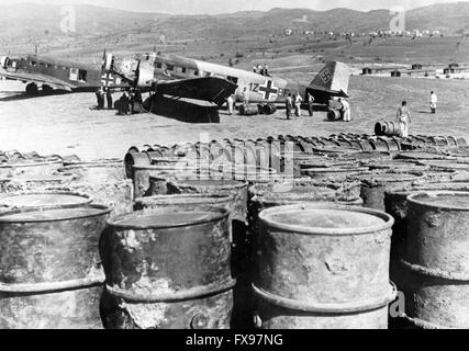 L'image de propagande nazie représente le transport de l'approvisionnement par l'armée de l'air allemande pour l'occupation allemande de la péninsule des Balkans en avril 1941. Fotoarchiv für Zeitgeschichtee - PAS DE SERVICE DE VIREMENT - Banque D'Images