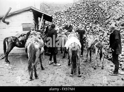 L'image de propagande nazie représente les habitants qui transportent le bronze d'une mine de minerai serbe pendant la période d'occupation allemande. La photo a été publiée en mai 1941. Fotoarchiv für Zeitgeschichtee - PAS DE SERVICE DE VIREMENT - Banque D'Images