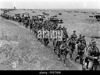 L'image de propagande nazie dépeint des soldats croates en service pour la Wehrmacht allemande sur le front oriental. La photo a été prise en juillet 1942. Fotoarchiv für Zeitgeschichtee - PAS DE SERVICE DE VIREMENT - Banque D'Images