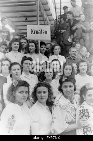 Le tableau de la propagande nazie montre des ouvriers féminins et masculins portant en partie des costumes à l'occasion d'une manifestation avec Robert Ley, le chef du Front travailliste allemand, dans une industrie d'armement berlinoise en mai 1943. Fotoarchiv für Zeitgeschichte Archive - PAS DE SERVICE DE FIL - Banque D'Images