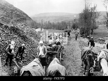 L'image de propagande nazie représente les habitants qui transportent le bronze d'une mine de minerai serbe pendant la période d'occupation allemande. La photo a été publiée en mai 1941. Fotoarchiv für Zeitgeschichtee - PAS DE SERVICE DE VIREMENT - Banque D'Images